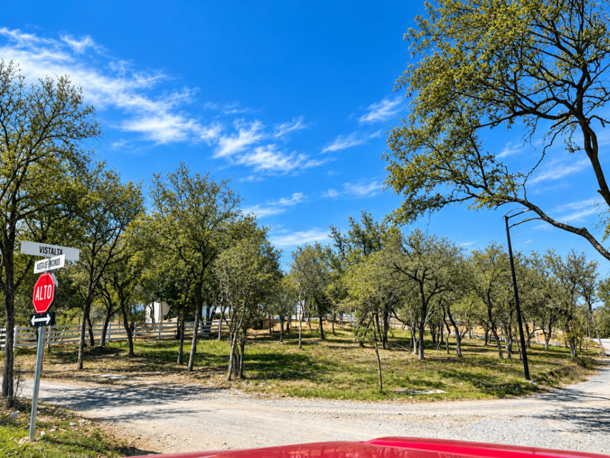 TERRENO EN ESQUINA EN VISTAENCINOS RESIDENCIAL CAMPESTRE — imagen 2